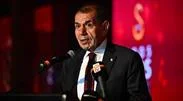 Presiden Galatasaray Dursun Özbek saat memberikan keterangan resmi.