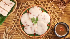 Thành phẩm: Bánh đúc lạc có màu trắng ngà, hơi trong, thấy được những viên lạc hồng hồng xinh xắn. Bánh mềm dẻo và có độ giòn đặc trưng nhờ nước vôi trong. Món ăn dân dã này chấm cùng tương bần hoặc mắm tôm là thích hợp nhất.
