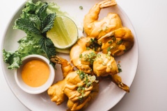 Thưởng thức ngay thôi nào, bạn có thể chấm tôm cùng tương ớt, tương cà, sốt mayonnaise hay kết hợp cả 3 lại tuỳ thích nha. Bữa cơm hàng ngày mà có món tempura tôm thì ngon tuyệt cú mèo luôn các bạn nhỉ?