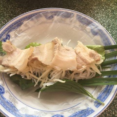 Cho bánh tráng ra đĩa, cho rau sống vào miếng bánh tráng, tiếp theo là thịt ba chỉ rồi cuốn tròn lại với nhau. Khéo tay một chút bạn sẽ có cây gỏi cuốn thật hấp dẫn, chấm nước mắm tỏi ớt và thưởng thức nhé!