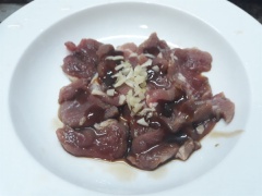 Thịt bò thái miếng theo thớ thịt, ướp với tỏi băm, nước tương, sốt teriyaki trong 15 phút. Sau đó chiên trên chảo nóng cho chín thì gắp ra dĩa. Ngâm nấm mèo nở mềm.