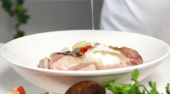 Thịt gà sau khi rửa sạch, để ráo nước và bắt đầu tẩm ướp. Ướp thịt gà với tỏi băm, hành tím băm, ớt băm, tiêu xay, bột nghệ, đường, muối và dầu ăn. Trộn đều và để cho gà thấm gia vị trong 15 phút.