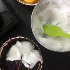 Bật chế độ vừa đánh trứng lên bọt nhỏ li ti thêm đường vào từ từ đánh cho lòng trắng bông xốp. Cho 1/3 lòng trắng vào hỗn hợp bột đã trộn nhẹ để hỗn hợp lỏng lại.