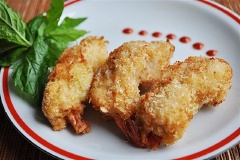 Bày trí ra đĩa, thưởng thức với tương ớt và tương cà.