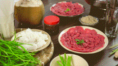 Băm nhỏ tỏi, hành tím, ớt, các bạn có thể cắt lát cũng được, nhưng băm nhỏ thì khi phi sẽ dễ vàng và thơm hơn nghen, lúc ăn cũng ít bị có mùi nữa, sẽ ngon hơn rất nhiều so với lúc cắt đó.