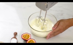 Đánh bông 100gr whipping cream, sau đó dùng phương pháp fold để trộn whipping cream và hỗn hợp phô mai. Cuối cùng cho 6gr gelatin lỏng vào trộn đều. Sau đó cho hỗn hợp kem phô mai vào khuôn bánh, dàn phẳng mặt phô mai, sau đó để tủ đông 2-3 tiếng.