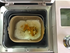 Rửa sạch khoai lang, cho vào nồi luộc chín khoảng 20-30 phút. Sau đó đợi khoai lang hơi nguội thì tiến hành bóc sạch vỏ khoai lang, cho vào tô, dùng nĩa nghiền nhuyễn mịn. Cho 200g khoai lang nghiền vào thố nhồi bột, thêm 150g bột nếp, khởi động máy nhồi bột thành khối đồng nhất.