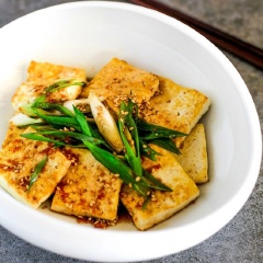 Đậu hũ chiên sốt tương mè cực kì ngon và hấp dẫn với hương vị ngon ngon, nóng giòn, thấm một lớp nước sốt tương đậm vị rất tuyệt nha. Chị em nội trợ nhanh tay lưu ngay công thức lại và làm ăn ngay nào.