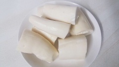 Sắn mua về lột sạch vỏ, ngâm với muối loãng 3 tiếng để loại hết độc tố trong sắn.