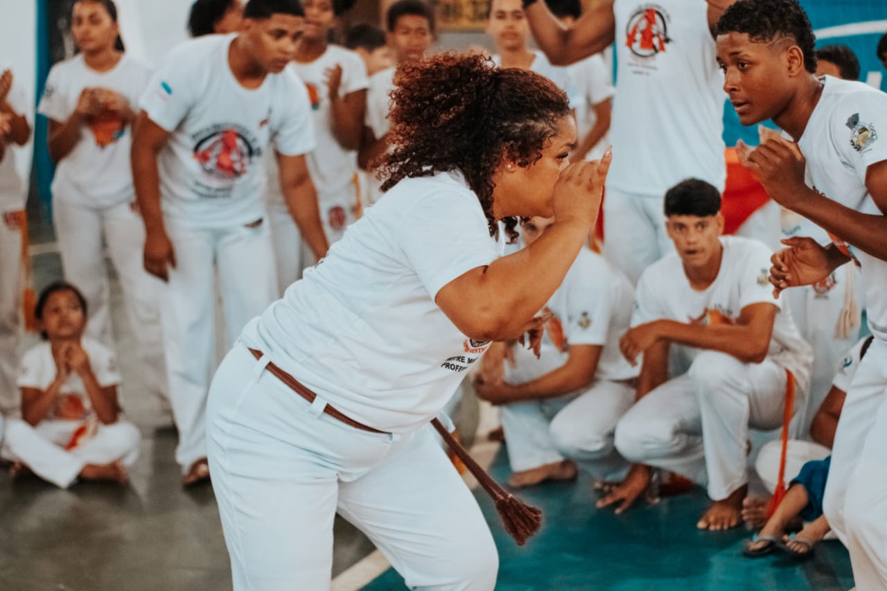 Professora Yuna jogando capoeira.