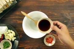 Chuẩn bị một cái tô để trộn hỗn hợp nước mắm theo tỉ lệ 1:1 gồm: 4 muỗng canh nước mắm + 4 muỗng canh đường + 4 muỗng canh nước ấm và 1 muỗng cà phê ớt bằm, khuấy đều nhiều lần đến khi đường tan.