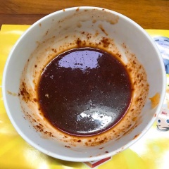 Hỗn hợp nước sốt gồm 1 muỗng cà phê ớt bột Hàn Quốc, 1 muỗng cà phê Gochujang (tương ớt Hàn Quốc), 1/2 muỗng cà phê đường, 1/2 muỗng cà phê nước tương, 1 muỗng canh nước lọc. Nhồi phần cơm đã xào với rau củ vào phần cánh gà đã tách lấy xương.