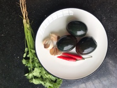 Bỏ lớp tro xung quanh vỏ trứng bắc thảo, đem rửa sạch rồi cho trứng bắc thảo vào nồi, đổ ngập nước rồi luộc trứng bắc thảo 10 phút. Sau đó bóc vỏ trứng bắc thảo rồi cắt nhỏ múi cau.