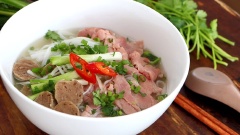 Trụng giá và bánh phở với nước sôi rồi múc vào tô, thêm thịt bò sống, hành tây cắt mỏng, đầu hành và bò viên vào. Chan nước lèo sôi thật sôi rồi thưởng thức tô phở nóng hổi, ăn kèm rau thơm, chanh, ớt.