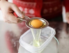 Tiếp theo tách lấy lòng trắng trứng. Cho lòng trắng trứng vào đun nhỏ lửa với sữa và khuấy đều tay. Cho đường vào lúc này luôn. Nhớ phải thỉnh thoảng hớt bọt ra khỏi nồi.