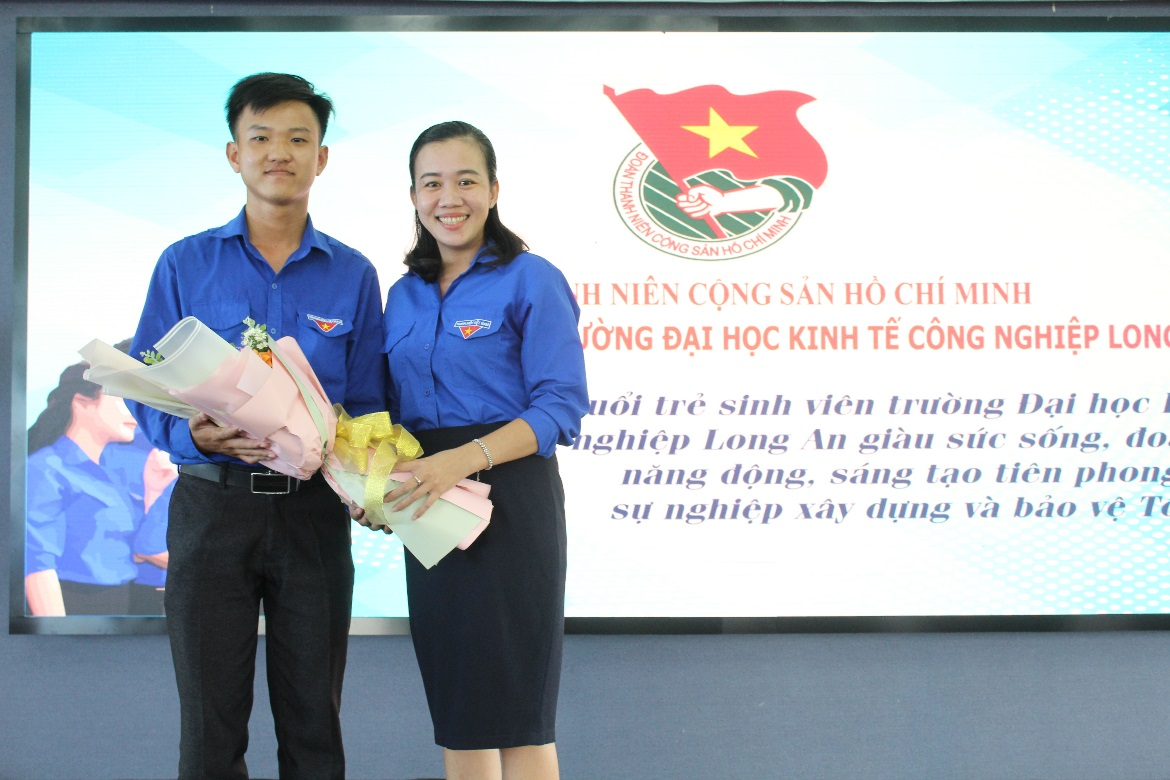 Đoàn trường DLA trao quà và hoa cho Đoàn cơ sở phường 1