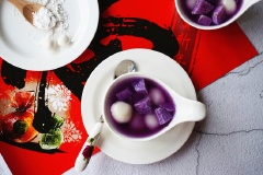 Khi ăn chỉ cần múc chè ra chén, có thể ăn nóng hoặc lạnh cùng đá tùy thích. Nếu bạn đang tìm một món tráng miệng cho cả nhà thưởng thức thì đừng bỏ lỡ công thức nấu chè này nhé.