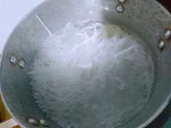 Đun sôi với nước và chút muối trên lửa vừa, cho bánh đa vào luộc chín. Sợi bánh đa có màu trắng đục, vừa mềm, thả vào nước lước lạnh. Vớt ra để ráo nước.