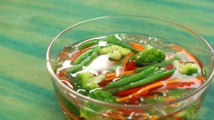 Cà rốt, ớt chuông đỏ cắt sợi. Đậu que tước bỏ xơ, cắt xéo hai đầu. Bông cải xanh cắt thành những bông nhỏ. Cho rau củ vào trụng sơ với nước sôi, sau đó ngâm vào nước lạnh để rau củ giữ được độ tươi và giòn.