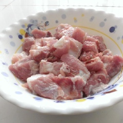 Sườn non rửa sạch, chặt khúc, cho vào tô cùng 1/2 tỏi băm, ớt, 1/2 muỗng cà phê tiêu, 1/2 muỗng cà phê bột ngọt, 1/2 muỗng cà phê muối, ướp khoảng 10 phút.