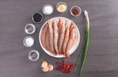 Tôm cắt bỏ chân và râu tôm, chẻ giữa sống lưng tôm, bỏ chỉ đen, rửa sạch. Tỏi bóc vỏ băm nhỏ. Hành lá và ớt khô cắt nhỏ.