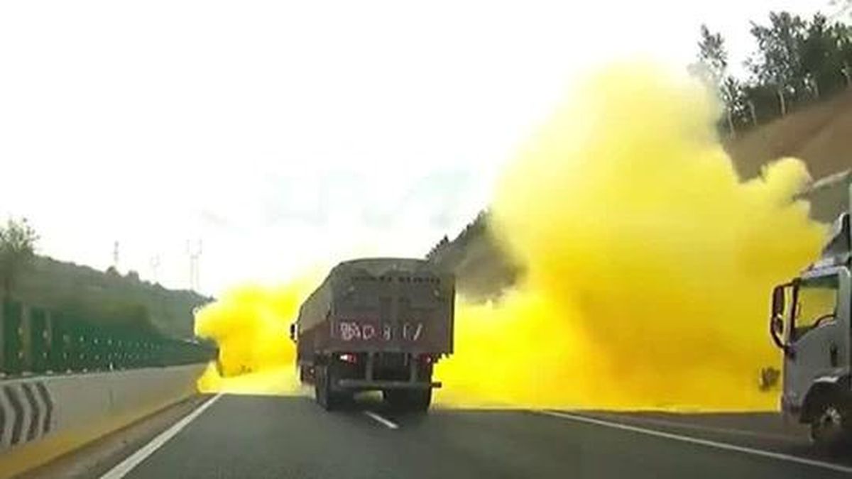 Xe tải chở hóa chất nguy hiểm lật nhào trên cao tốc, khói vàng cuồn cuộn bao trùm hiện trường - Tạp chí Doanh Nghiệp Việt Nam