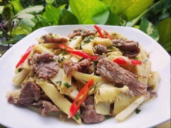 Hoàn thành xong món thịt bò xào măng tươi thơm ngon, đậm đà cho mâm cơm ngày mới! Các bước chế biến không quá cầu kì, bằng những nguyên liệu quen thuộc nhưng thành phẩm trông vừa bắt mắt, hương vị thì miễn chê luôn nhé!
