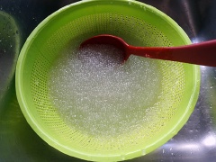 Tắt bếp, đậy vung lại và để sang một bên khoảng 5 phút. Vớt lá dứa ra và đổ bột báng ra rổ cho ráo nước. Rửa sạch bột báng dưới vòi nước lạnh rồi để ráo nước.