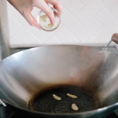 Bắc chảo lên bếp, cho dầu ăn vào đun nóng, thả tỏi thái lát vào phi thơm, kế đó bạn cho ớt chuông vào xào trong khoảng 2 phút, cho mì trứng vào đảo đều trong 5 phút, rót chén nước sốt trộn vào xào cùng. Cuối cùng thêm cải bó xôi, xào thêm 3 phút nữa rồi tắt bếp.