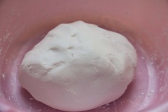 Thêm từ từ nước ấm vào hỗn hợp bột, vừa thêm vừa trộn đều đến khi bột kết dính lại với nhau và không còn dính tay thì ngừng, cho bột nghỉ 15 phút.