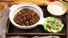 Bao tử cá basa kho tiêu với vị béo ngọt, giòn dai của bao tử cá basa hòa lẫn với vị cay nồng của hạt tiêu sẽ khiến bữa cơm nhà bạn hấp dẫn hơn bao giờ hết trong những ngày trời se lạnh. Món này ăn với cơm là hết sẩy, còn chờ gì nữa mà không vào bếp và thực hiện ngay thôi nào!