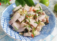Lòng heo trộn mắm chua chua, cay cay, kích thích vị giác của bạn giúp ăn ngon miệng hơn trong bữa cơm. Đặc biệt, mới lạ này để thay đổi khẩu vị đãi cả gia đình, giúp chống ngán hiệu quả.