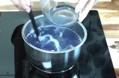 Các bạn chuẩn bị giúp mình 1 nồi nước 700ml, rồi cho hỗn hợp bột rau câu và 100g đường vào khuấy đều cho tan. Các bạn đun sôi trong 5-7p. Nồi thạch của mình đã sôi rồi, giờ mình cho nước đậu biếc vào khuấy đều, đợi sôi lại là được.