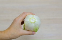 Cải thảo rửa thật sạch từng kẽ lá, các bạn phải giữ nguyên cây không được tách rời. Dùng dao khía hai đường chéo trên phần đầu cây cải thảo để rau nhanh chín hơn. Làm nóng lò nướng ở 200 độ C. Phô mai bào vụn.