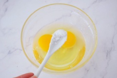 Đập trứng cho vào chén, thêm vào 1/4 muỗng cà phê muối, dùng đũa đánh tan trứng. Sau đó thêm vào 120ml nước ấm, tiếp tục đánh cho hỗn hợp trứng có màu vàng nhạt.