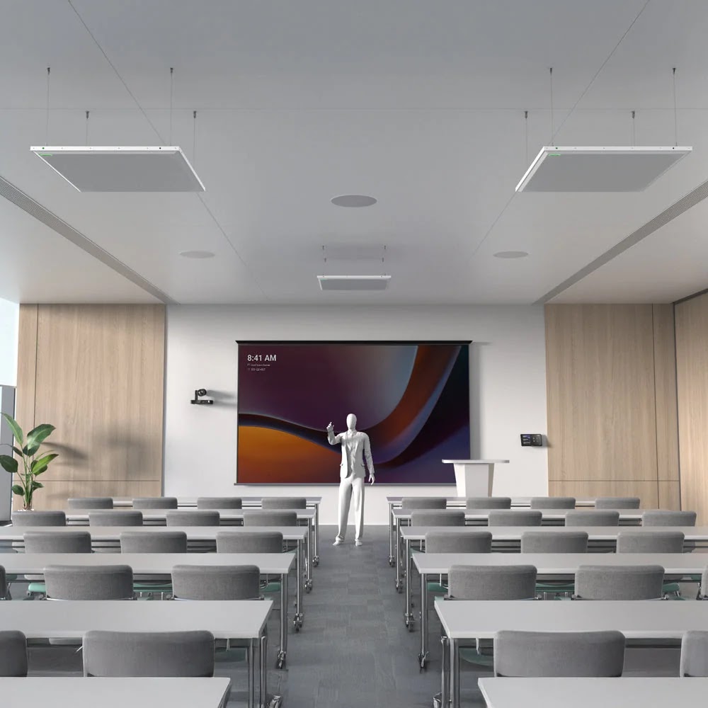 Aula corporativa con sistema audiovisual profesional, cámara de videoconferencia y micrófonos de techo