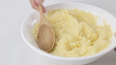Nhân bánh chưng xanh: Chọn đậu xanh không vỏ (đậu xanh cà vỏ). Đem ngâm đậu xanh 4 tiếng hoặc qua đêm cho nở. Đổ đậu ra và để ráo nước, cho vào nồi luộc với 200ml nước, thêm 1 muỗng canh hạt nêm khoảng 5 phút cho đậu mềm. Nghiền đậu xanh đã nấu chín bằng muỗng cho thật nhuyễn mịn.