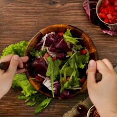 Salad nho khô dưa hấu: Cho 200 gram rau xanh, 1 chén củ cải đường cắt như que diêm, 2 chén dưa hấu thái hạt lựu nhỏ, 1/2 chén nho khô California đen vào tô lớn, trộn tất cả các thành phần với nhau và làm lạnh.