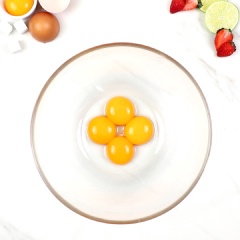 Cho 4 lòng đỏ trứng vào tô, thêm 30g đường dùng phới lồng đánh cho phần đường tan. Sau đó thêm 50g sữa, 50g dầu ăn, 1tsp vani khuấy đều lên. Rây vào tô trứng 80g bột mì, 1/2tsp bột nở, 20g bột cacao. Dùng phới lồng trộn kỹ để bột không bị vón cục.