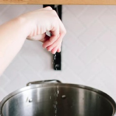 Vớt gà ra ngoài, lược phần nước dùng để lấy lại phần rau củ. Xé nhỏ thịt gà. Sau đó đun sôi trở lại nồi nước dùng, thả thịt gà lẫn rau củ trở lại, đun cho canh sôi, nêm thêm muối và tiêu rồi tắt bếp.