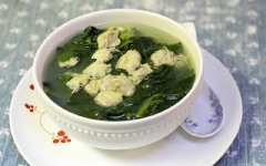 Cho phần thịt ngao vào nồi canh, để sôi lại thì bạn tắt bếp, múc canh ra tô dùng làm món canh ăn với cơm.