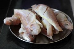 Cá hồng mua về làm sạch, rửa sạch nước, để ráo.