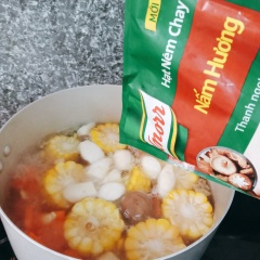 Bắt nồi lên bếp, cho dầu vào và đầu boa rô vào phi thơm, sau đó cho khoảng 700ml nước vào và cho bắp cắt khúc vào luôn để ra nước ngọt. Nấu tầm 8 phút, sau đó cho cà rốt và nấm vào, đun lửa vừa tầm 3 đến 4 phút, lúc này nêm 1 muỗng cà phê muối, 1 muỗng cà phê đường, 1/2 muỗng cà phê bột ngọt và 1 muỗng cà phê hạt nêm chay vào. Tiếp theo cho bông cải xanh, cải thảo, đậu hũ vào luôn, đun thêm 3 phút nữa nêm lại gia vị theo khẩu vị nhé. Cho tí hành lá, ngò rí, tiêu cho thơm. Thế là xong rồi đó.