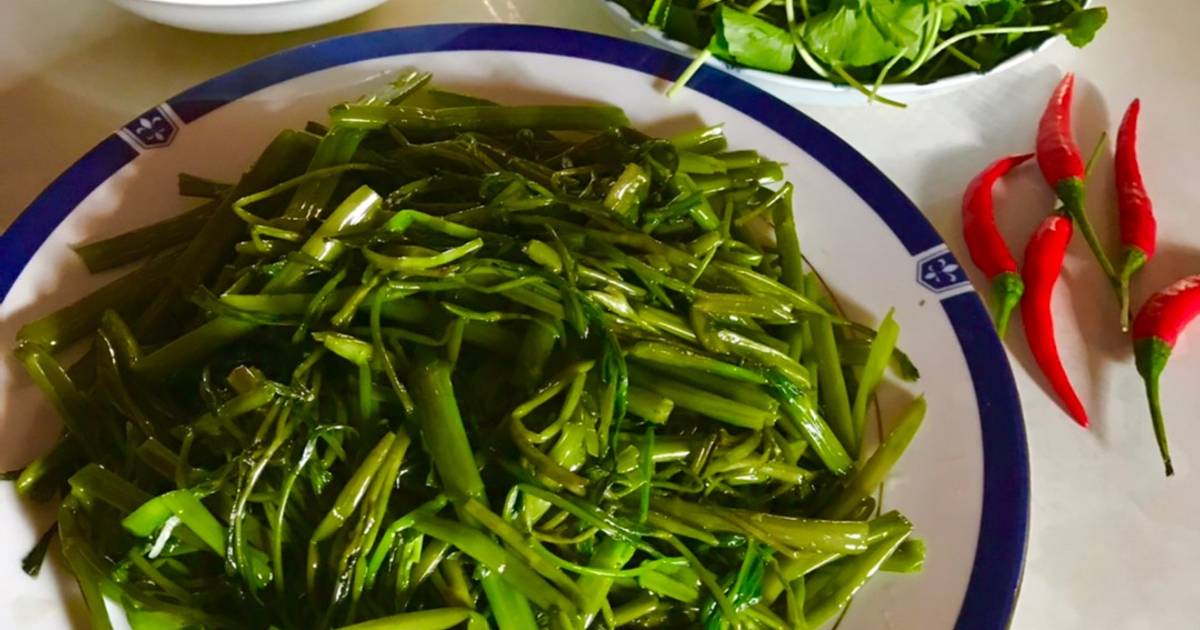 Cơm nhà: thịt trứng kho kẹo,rau muống xào nước mắm, rau má ăn sống