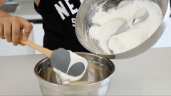 Bạn chia lòng trắng vừa đánh thành 3 phần bằng nhau, lấy một phần lòng trắng cho từ từa vào hỗn hợp kem lóng đỏ và trộn lên. Sau đó đổ ngược hỗn hợp lòng đỏ kem vào hỗn hợp lòng trắng, trộn cho thật đều. Chuẩn bị khuôn: bọc một lớp giấy bạc bên ngoài khuôn bánh, từ từ cẩn thật rót bột vào sai chỗ. Vỗ nhẹ tay cho bột phẳng đều. Chế nước vào khay nướng sâu lòng, đặt vào lò. Mở lò trước 10 phút ở 145 độ C.