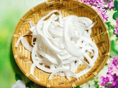 Dừa sau khi mua về bạn gọt sạch lớp vỏ nâu bên ngoài, sau đó dùng cây nạo chuyên dùng để nạo vỏ trái cây rồi nạo thành các sợi dài hoặc ngắn tùy theo ý thích.