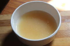 Cho bột gelatine vào tô, thêm nước và khuấy đều 10 phút. Cho 470ml nước vào nồi cùng đường, bắc lên bếp nấu tan sau đó chế hỗn hợp gelatine vào vừa nấu vừa khuấy đều cho tan hết thì tắt bếp. Sau đó cho siro hoa hồng vào, khuấy đều lên.
