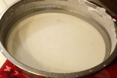 Trộn đều bột gạo, bột năng, muối trong 1 cái chén. Đổ từ từ 1 chén nước lọc vào hỗn hợp bột, vừa đổ vừa khuấy đều.