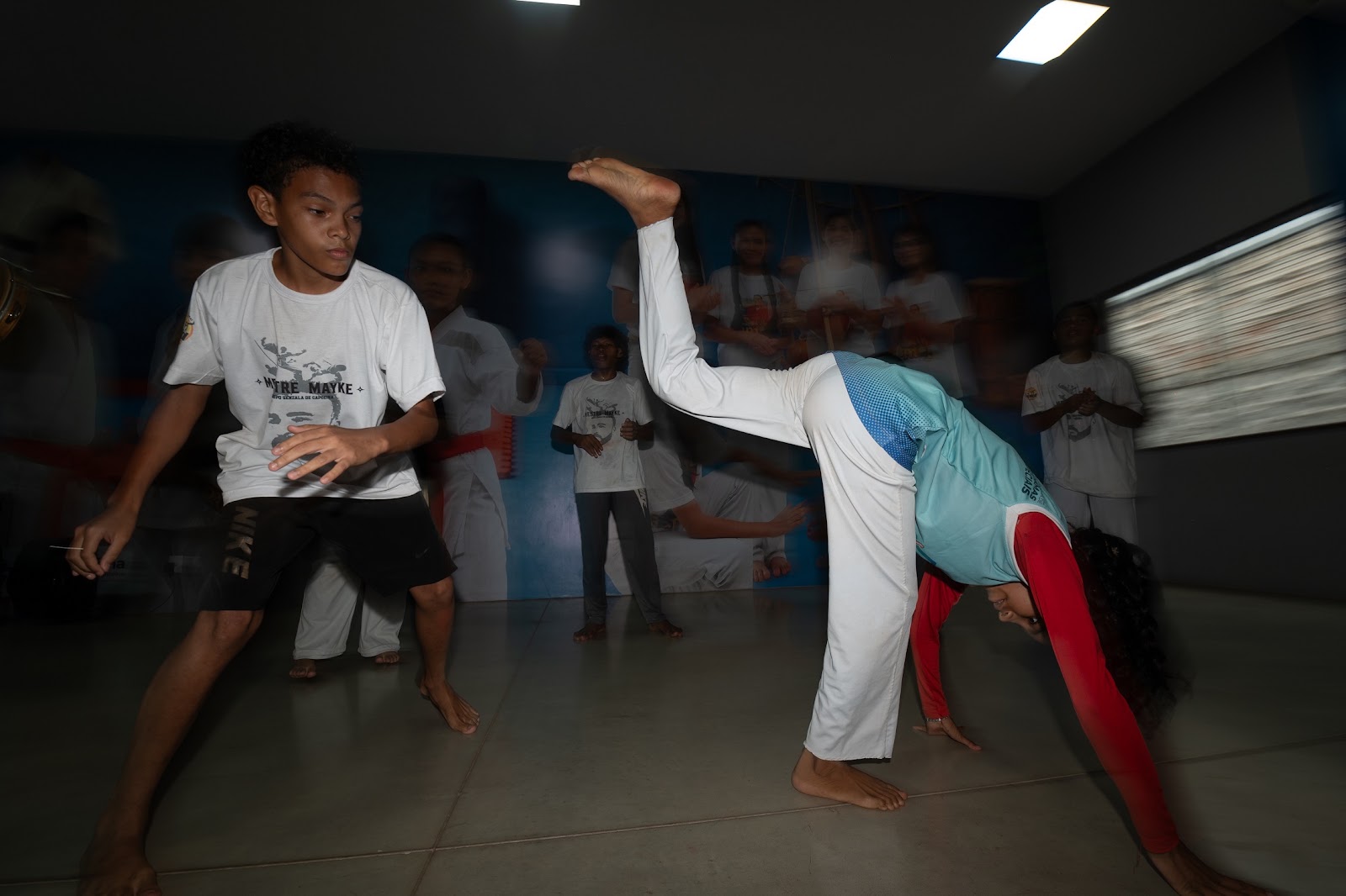 Professor Mayc Araújo orienta alunos durante as aulas de capoeira gratuitas realizadas em Boa Vista, Roraima.