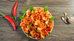 Cách làm món nghêu xào cay rất đơn giản nhưng mùi vị cay nồng vô cùng hấp dẫn, từng con nghêu được thấm đẫm gia vị cay cay mặn mặn ngọt ngọt, khi ăn nhớ chấm thêm nước sốt khi xào tiết ra, không cần chấm thêm một gia vị nào nữa cả.